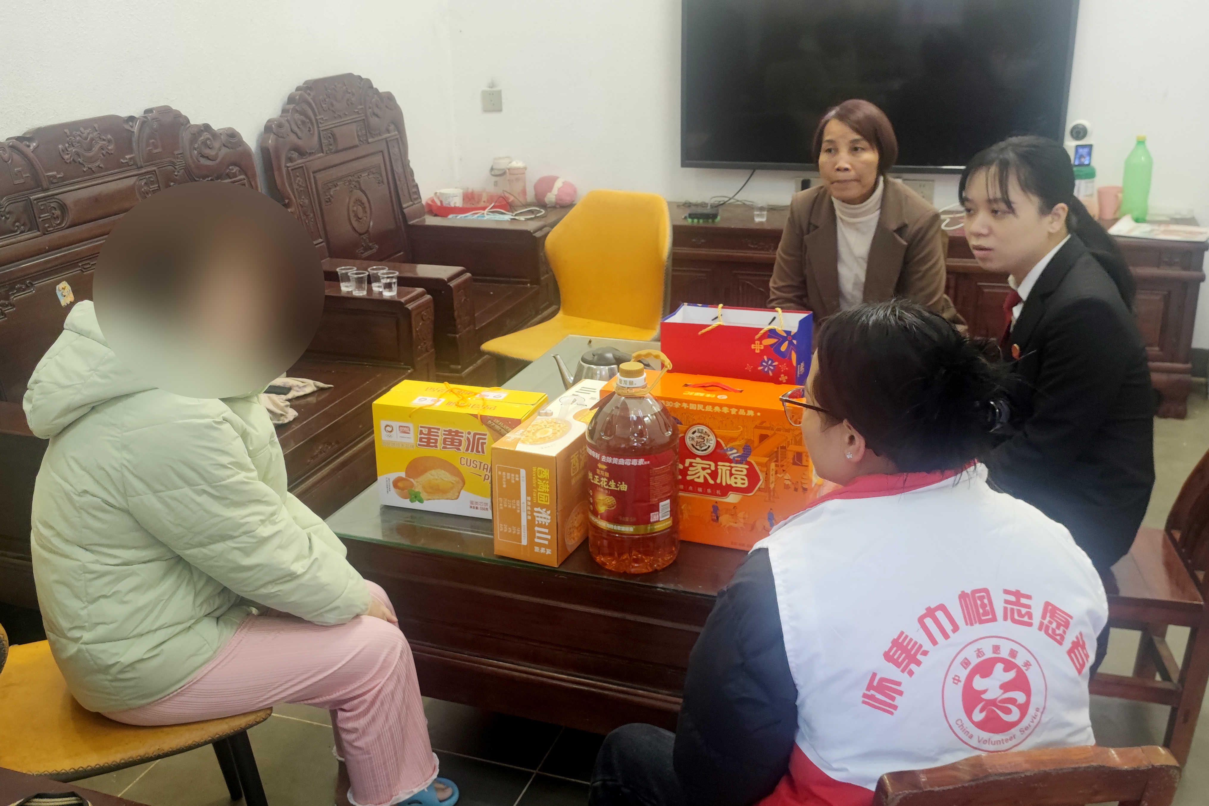 怀集法院开展“把爱带回家 巾帼暖人心”春节慰问活动