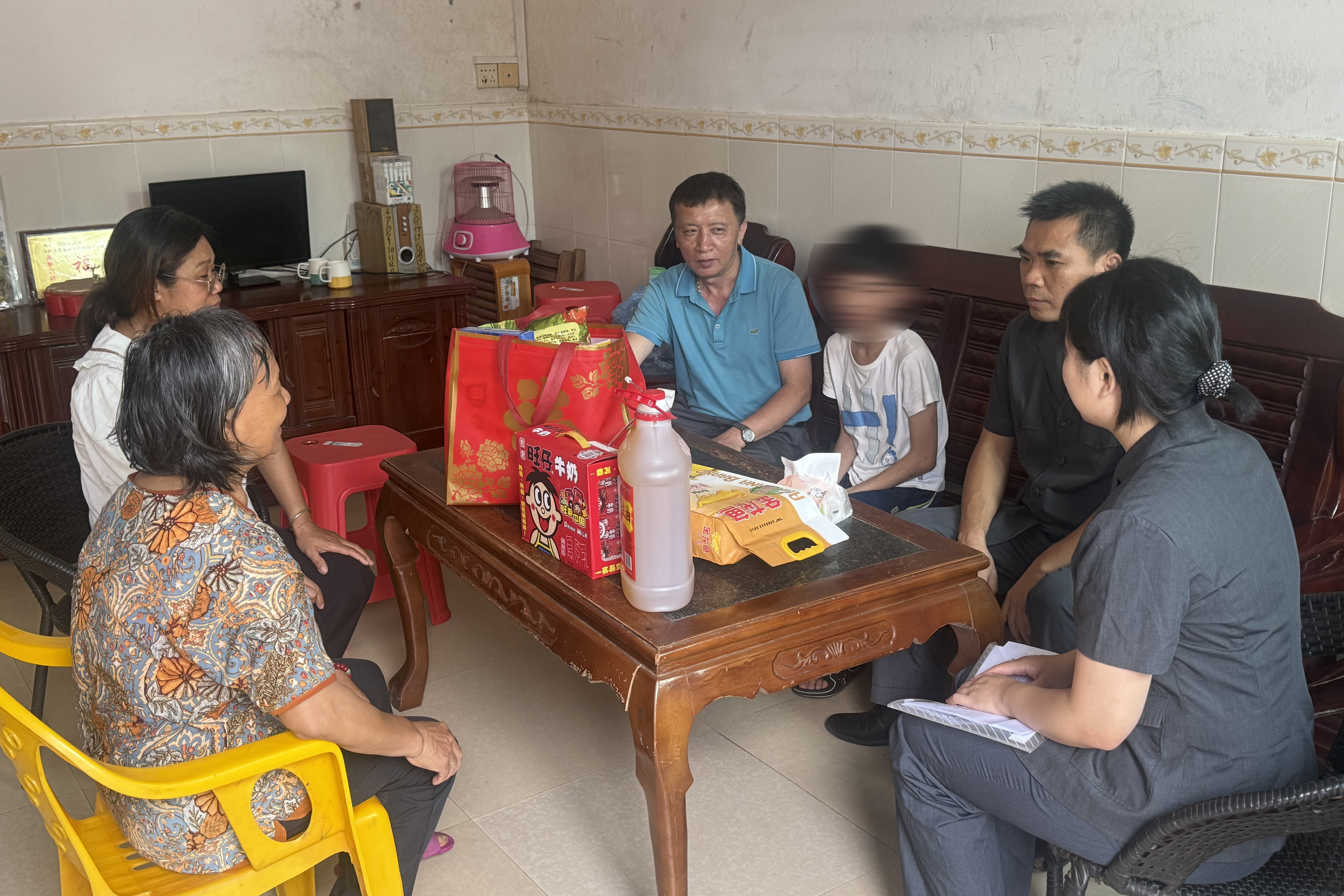怀集法院走访慰问困难儿童
